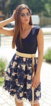 Kék-drapp virágos csipkés tüll loknis ruha