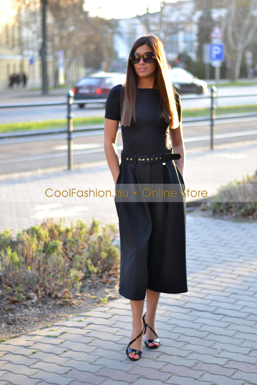 Laza fekete 3/4-es nadrág/szoknya