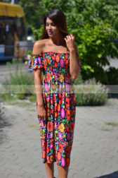 Jázi színes virágos ejtett vállú midi ruha
