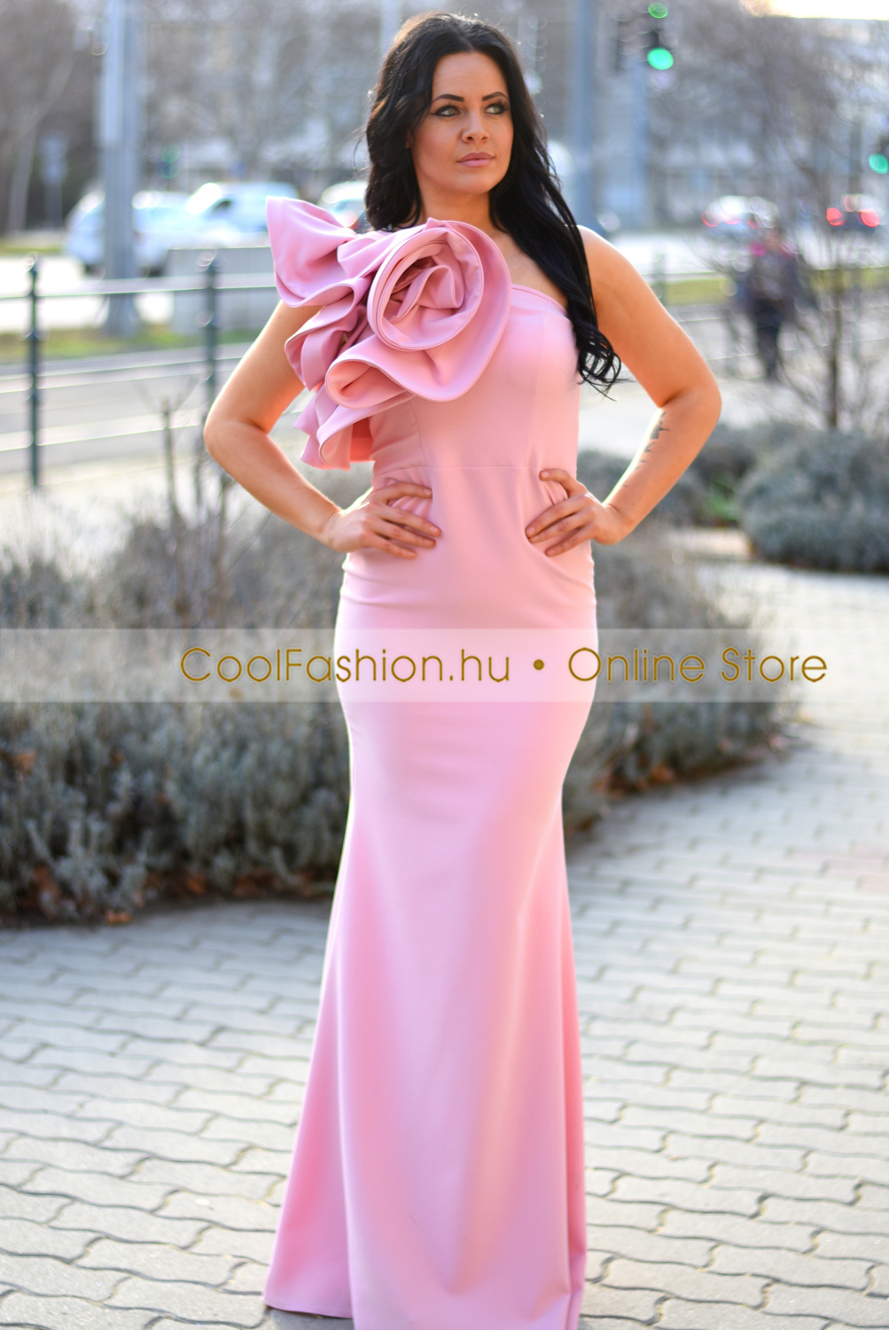 Rózsás vállú fodros sellő maxi ruha