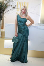 19-24126-babi-félvállas smaragd-maxi-ruha-babi felvallas smaragdzold maxi ruha