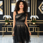 Félvállas fekete nude hullám tüll ruha